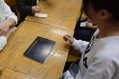 自分の作品について講評を受ける様子